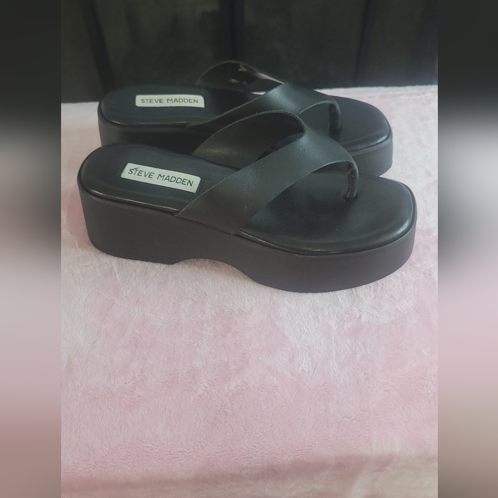 Steve Madden Black Platform Flip Flop Sandals - Picture 2 of 8